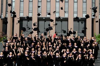 畢業(yè)了 財(cái)經(jīng)專業(yè)學(xué)生的機(jī)遇與挑戰(zhàn)